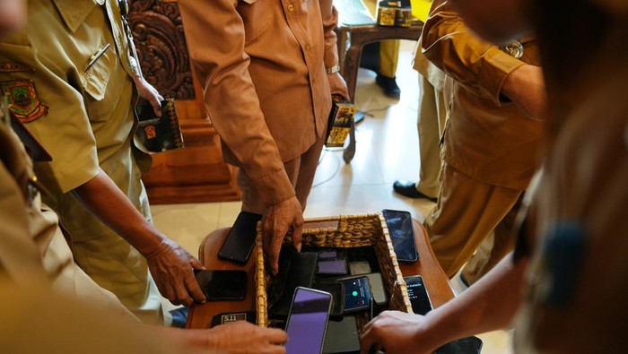 ASN mengumpulkan ponsel di keranjang khusus sebelum mengikuti rapat untuk menghindari phubbing.