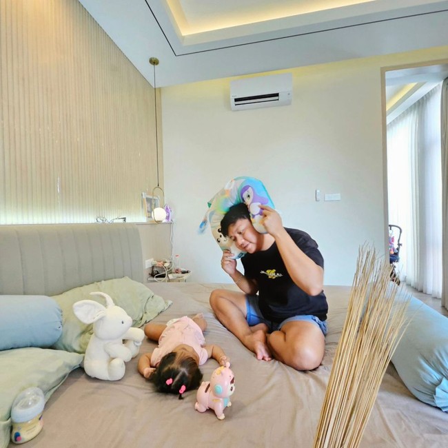 Dengan belum terungkapnya wajah sang anak tentu membuat banyak netizen merasa penasaran. Namun kini rasa penasaran tersebut pun sudah terobati karena Denny dan Bella akhirnya memilih mempublikasikan wajah sang anak. Foto: Instagram