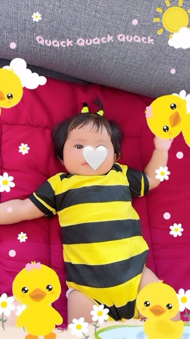 Meski wajahnya sempat ditutupi sebagian namun sudah terlihat putri Denny Caknan dan Bella Bonita cantik serta menggemaskan. Bayi yang diberi nama Cundamani itu pun kerap mendapat pujian dari para netizen. Foto: Instagram