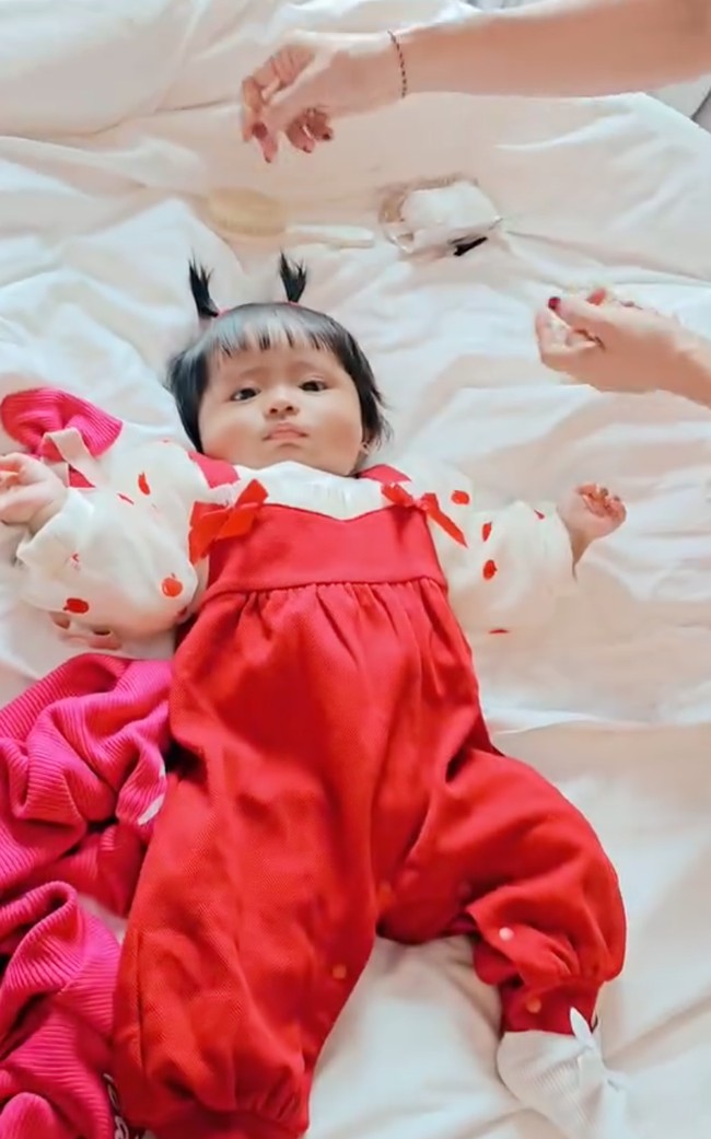 Baby Cundamani juga terlihat makin menggemaskan kala rambutnya diikat 2. Meski saat ini baby Cundamani baru akan berusia 4 bulan namun ia sudah memiliki cukup banyak penggemar. Foto: Instagram