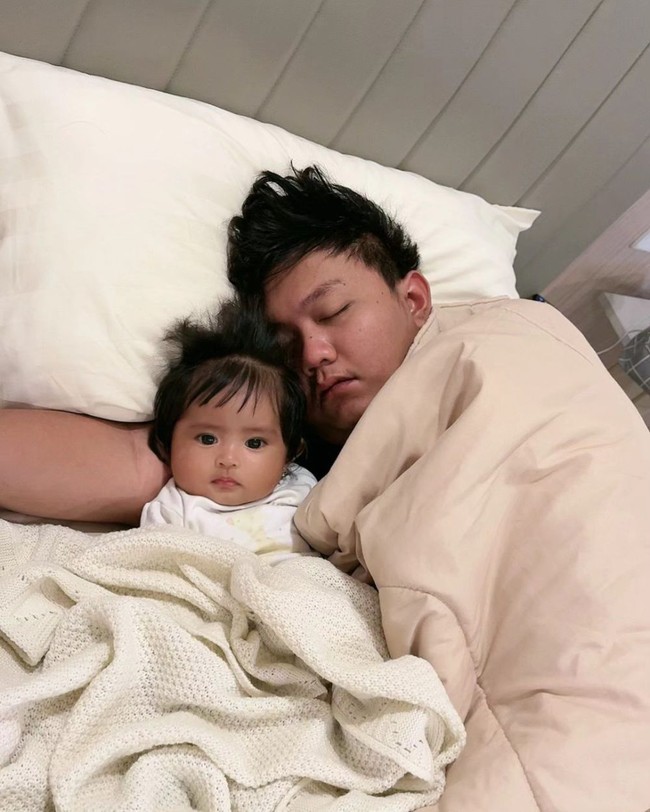 Kini setelah wajah baby Cundamani sudah tak lagi ditutupi, beberapa menyebut jika putri kecil Denny dan Bella itu terlihat bak boneka yang imut dan menggemaskan. Foto: Instagram