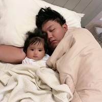 Kini setelah wajah baby Cundamani sudah tak lagi ditutupi, beberapa menyebut jika putri kecil Denny dan Bella itu terlihat bak boneka yang imut dan menggemaskan. Foto: Instagram