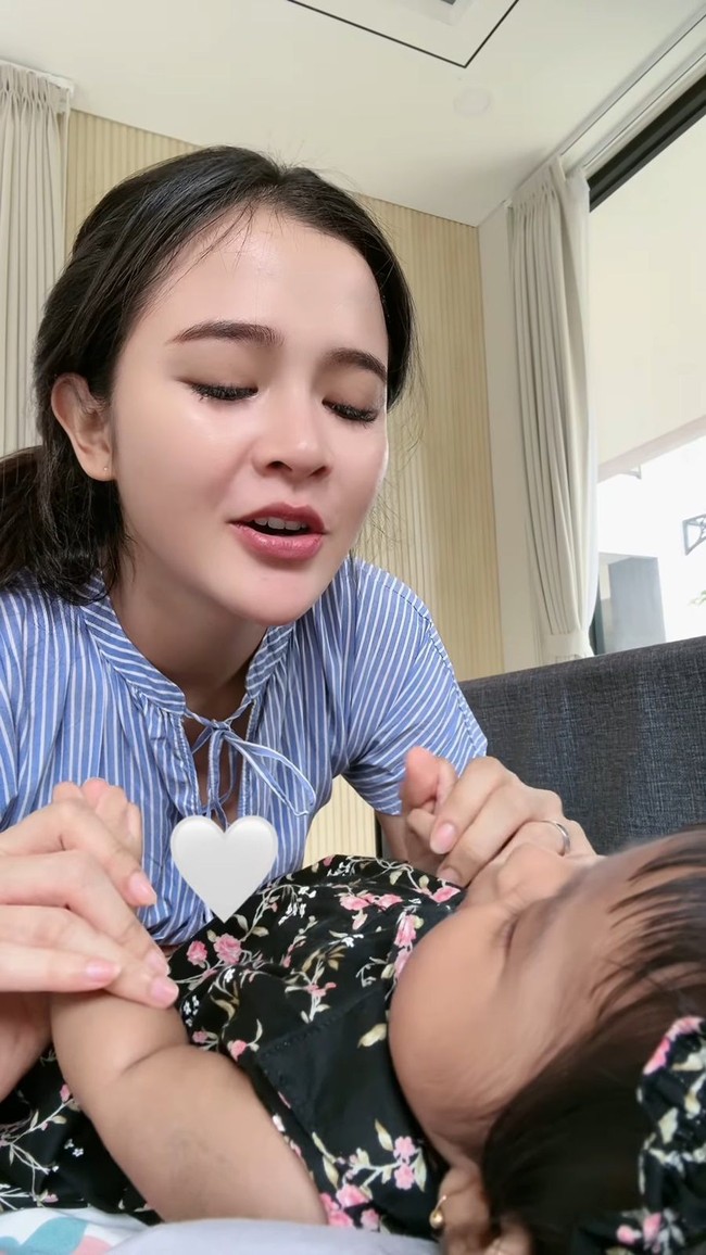 Setelah melahirkan pada 5 Februari 2024 lalu, Bella Bonita dan suaminya, Denny Caknan kompak tak memperlihatkan wajah sang anak ke publik. Setiap kali mengunggah foto sang anak, keduanya selalu menutupi wajah putrinya tersebut. Foto: Instagram