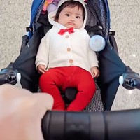 Bella dan Denny juga kerap mendandani anak mereka dengan pakaian-pakaian yang lucu dan membuat baby Cundamani terlihat semakin menggemaskan. Foto: Instagram