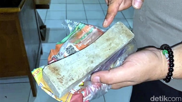 Batu asahan yang digunakan pria berinisal A untuk menganiaya tetangganya di Kabupaten Sukabumi.