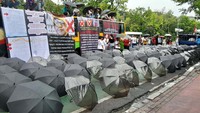 Ini sebagai simbol matinya hukum di Indonesia, terutama terkait perkara yang tengah mereka perjuangkan di MA.  