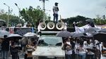 Bawa Payung Hitam, Ratusan Karyawan Polo Ralph Lauren Demo di Gedung MA