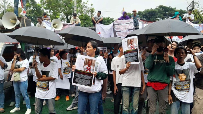 Bawa Payung Hitam, Ratusan Karyawan Polo Ralph Lauren Demo di Gedung MA Ratusan karyawan PT Polo Ralph Lauren Indonesia kembali berdemo di gedung MA. Mereka membawa ratusan payung hitam.