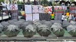 Bawa Payung Hitam, Ratusan Karyawan Polo Ralph Lauren Demo di Gedung MA