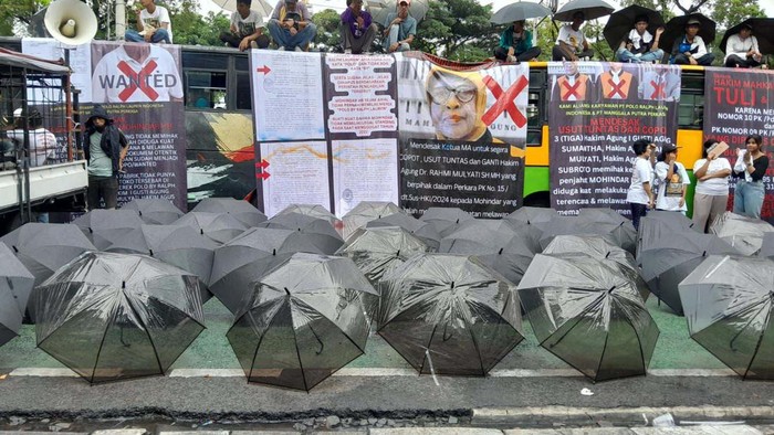 Ratusan karyawan PT Polo Ralph Lauren Indonesia kembali berdemo di gedung MA. Mereka membawa ratusan payung hitam.