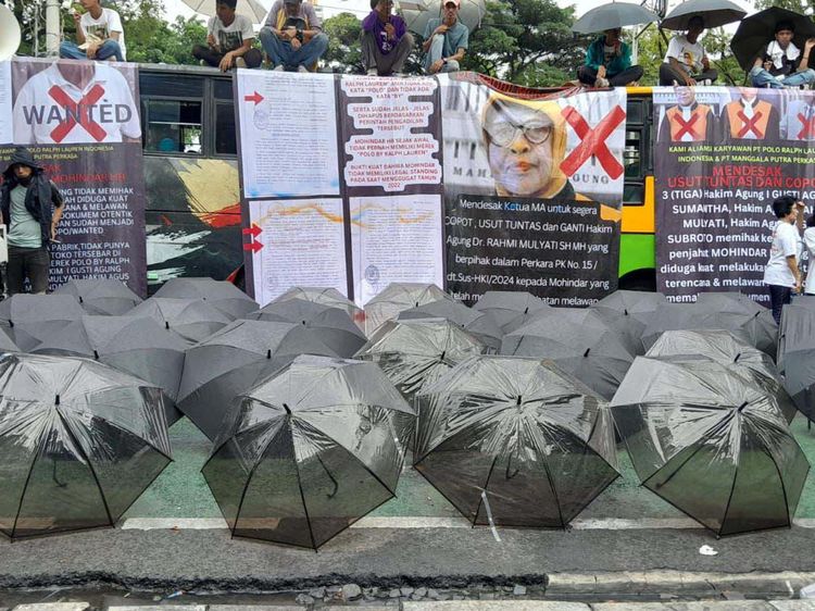 Bawa Payung Hitam, Ratusan Karyawan Polo Ralph Lauren Demo di Gedung MA