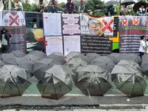 Bawa Payung Hitam, Ratusan Karyawan Polo Ralph Lauren Demo di Gedung MA