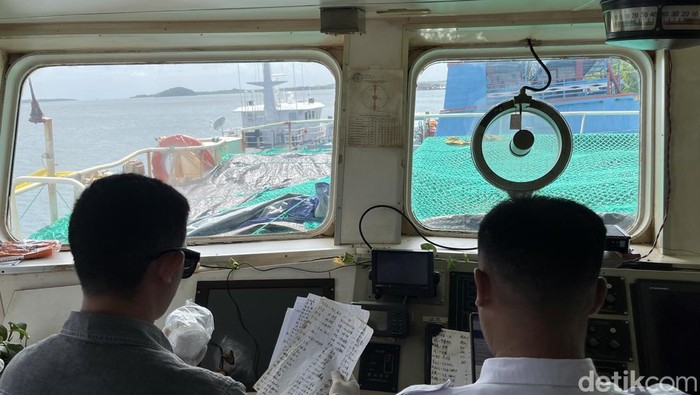 Begini Jeroan Kapal Asal China yang Maling Ikan di Laut RI Kementerian Kelautan dan Perikanan (KKP) melakukan penangkapan kapal ikan asing berbendera Rusia yang berasal dari China, Run Zeng 03 di Laut Arafura pada Mei lalu. Pada saat ditangkap, kapal tersebut mengangkut sebanyak 140 ton.