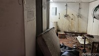 Begitu pula dengan kamar mandi dan toilet. Diceritakan bahwa closet sudah tidak dapat difungsikan karena tersumbat karang dan tidak pernah diurus. Begitu pula dengan sampah, kondisinya memenuhi sejumlah titik di kapal tersebut.   