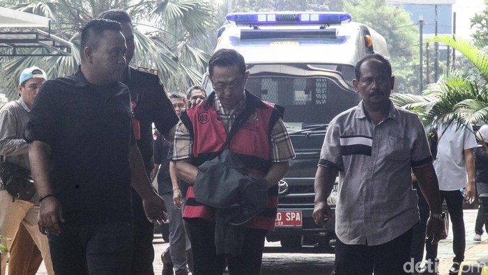 Berkas perkara tersangka dugaan korupsi pengelolaan tata niaga timah Tamron Tamsil diserahkan ke Kejaksaan Negeri Jakarta Selatan. Tersangka ikut dihadirkan.