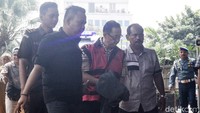 Lalu, anak buah Tamron alias Aon yaitu Manager Operasional Tambang CV VIP, Ahmad Albani diperintahkan untuk menyediakan bijih timah yang akan diambil tersebut. Lantas, demi seolah-olah kegiatan seluruh perusahaan boneka tersebut tampak legal, PT Timah Tbk pun menerbitkan Surat Perintah Kerja.