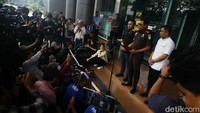 Pascapenetapan tersangka terhadap Tamron alias Aon, penyidik telah menyita 55 alat berat yang terdiri dari 53 unit excavator dan 2 unit bulldozer. Dilakukan juga penyitaan terhadap emas logam mulia seberat 1.062 gram, uang rupiah senilai Rp 83.835.196.700, uang dolar amerika senilai USD 1.547.400, uang dolar singapura senilai SGD 443.400 dan uang dolar australia senilai AUS 1.840 dalam bentuk tunai.
