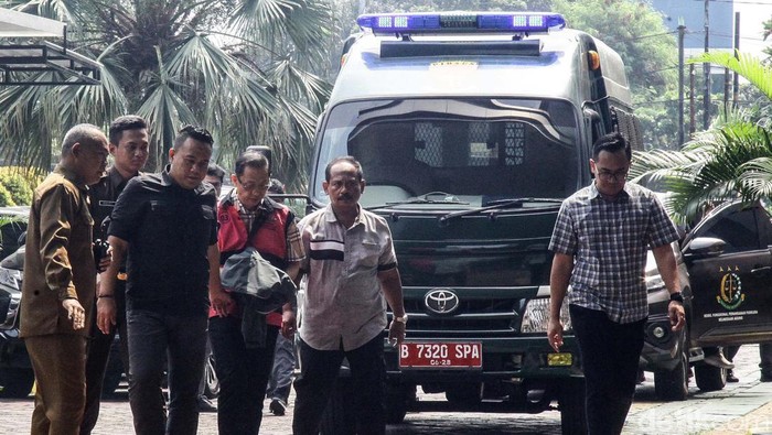 Berkas perkara tersangka dugaan korupsi pengelolaan tata niaga timah Tamron Tamsil diserahkan ke Kejaksaan Negeri Jakarta Selatan. Tersangka ikut dihadirkan.