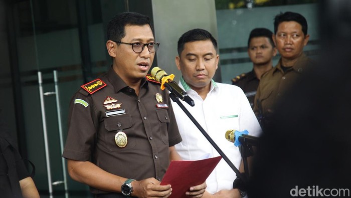 Berkas Perkara Tersangka Korupsi Timah Diserahkan ke Kejari Jaksel Berkas perkara tersangka dugaan korupsi pengelolaan tata niaga timah Tamron Tamsil diserahkan ke Kejaksaan Negeri Jakarta Selatan. Tersangka ikut dihadirkan.