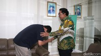 Bobby Nasution menyalami Jazuli Fawaid.