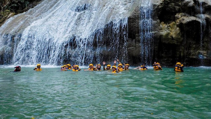 Body rafting di Curug Ciparakan.