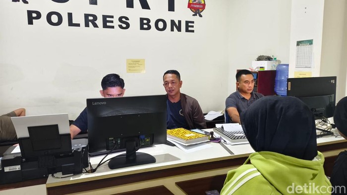 Karyawan minimarket bernama Riska melapor ke Polres Bone adanya teror bom.