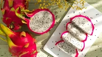 Bagi masyarakat Indonesia buah naga begitu lumrah ditemukan dan tersedia sepanjang tahun. Ternyata buah dengan bentuk mirip bola api ini termasuk yang langka di dunia dan sulit ditemukan di negara lain. Foto: Food Box HQ