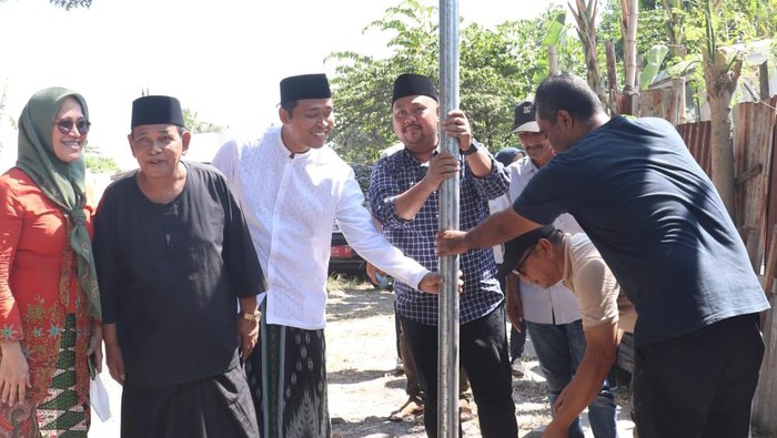 Bupati Gresik Fandi Akhmad Yani memasang rambu lalu lintas
