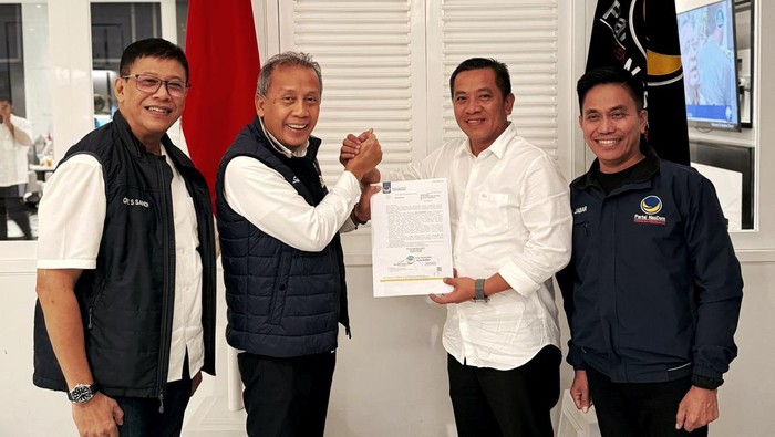 Bupati Karawang Aep Syaepuloh saat menerima rekomendasi dari Partai NasDem