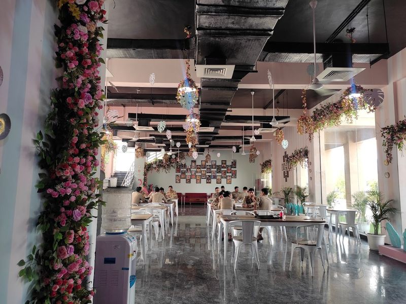 Di Kafe India Ini Pengunjung Bisa Ngopi Bareng Polisi