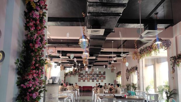 Di Kafe India Ini Pengunjung Bisa Ngopi Bareng Polisi