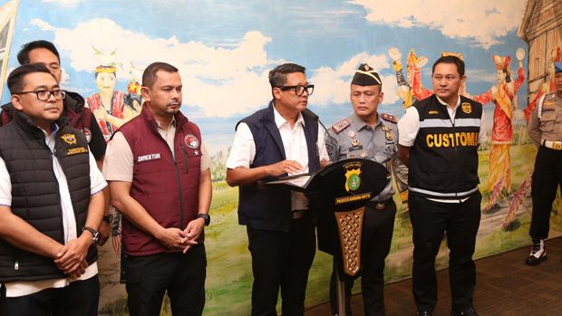 Chaowalit Thongduang, buronan nomor 1 di Thailand dideportasi ke negara asalnya melalui Bandara Soekarno-Hatta.