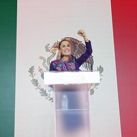 Ia pertama kali terjun ke dunia politik pada tahun 2000 saat ditunjuk sebagai sekertaris lingkungan hidup Kota Meksiko. Dikatakan jika Claudia memang sudah dekat dengan isu politik karena sering membahasnya dengan keluarga sejak kecil. Foto: Instagram Claudia Sheinbaum