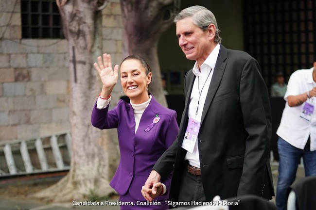 Claudia diketahui menikah dengan Jesús María Tarriba yang sering menemaninya dalam berkampanye. Dari pernikahan sebelumnya, ia dikarunia seorang anak. Foto: Instagram Claudia Sheinbaum