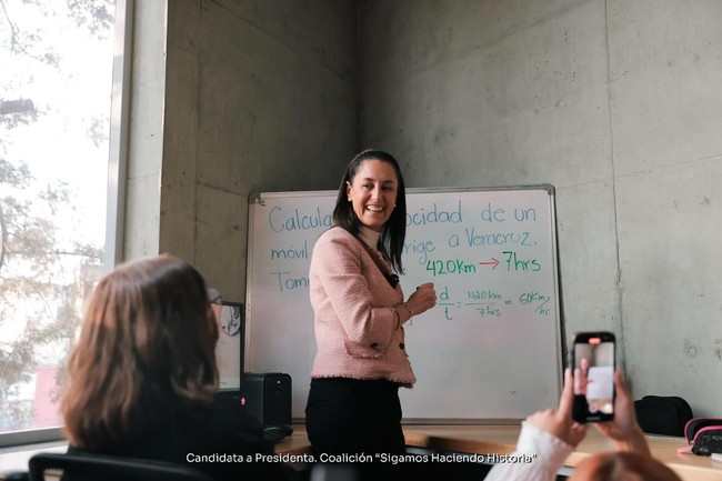 Claudia dikenal sebagai sosok yang pintar bahkan punya julukan La Doctora. Ia menyandang gelar doktor di bidang teknik energi. Dilansir CNN, ia pernah menjadi bagian dari panel ilmuwan iklim PBB yang menerima Hadiah Nobel Perdamaian. Foto: Instagram Claudia Sheinbaum