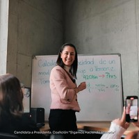 Claudia dikenal sebagai sosok yang pintar bahkan punya julukan La Doctora. Ia menyandang gelar doktor di bidang teknik energi. Dilansir CNN, ia pernah menjadi bagian dari panel ilmuwan iklim PBB yang menerima Hadiah Nobel Perdamaian. Foto: Instagram Claudia Sheinbaum