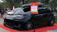 Masuk ke area depan pintu masuk Daihatsu Kumpul Sahabat Bandung, sebelah sisi kanan sudah mejeng Daihatsu Rocky keluaran 2021. Foto: Ridwan Arifin