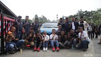 Mobil dari komunitas SICI ini turut meramaikan Kumpul Sahabat Bandung. Para jajaran direksi PT Astra Daihatsu Motor juga foto bersama dengan SICI. Foto: Andhika Prasetia