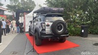 Bagian belakang mobil juga ditambahkan ban serep. Benar-benar menguatkan kesan mobil petualang. Foto: Ridwan Arifin