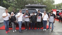 Momen jajaran direksi PT Astra Daihatsu Motor foto bersama dengan komunitas TeRuCi. Foto: Andhika Prasetia