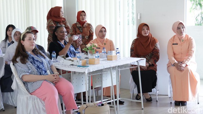 Delegasi dari Kota Fort Worth, Amerika Serikat berkunjung ke SMK Angkasa Husein Sastranegara.