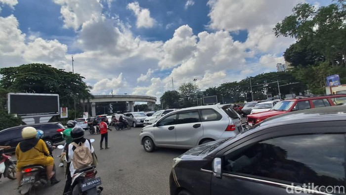 Gangguan kelistrikan terjadi di Sumatera Selatan (Sumsel), Jambi dan Bengkulu. Gangguan itu membuat 3 provinsi tersebut mengalami blackout atau pemadaman listrik.