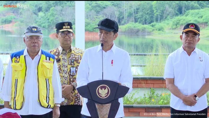 Presiden Joko Widodo (Jokowi) meresmikan Bendungan Sepaku Semoi di Kalimantan Timur. Bendungan ini bakal menjadi pemasok air untuk Ibu Kota Negara Nusantara (IKN).