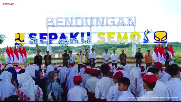 Presiden Joko Widodo (Jokowi) meresmikan Bendungan Sepaku Semoi di Kalimantan Timur. Bendungan ini bakal menjadi pemasok air untuk Ibu Kota Negara Nusantara (IKN).