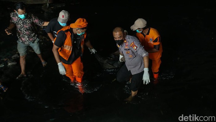 Jenazah berjenis kelamin laki-laki ditemukan warga di aliran kali Kawasan Bundaran HI, Jakarta Pusat. Jenazah tersebut sempat diduga maling kabel oleh warga.