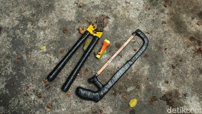 Diduga Maling Kabel, Mayat Ditemukan di Kolong Bundaran HI Jenazah berjenis kelamin laki-laki ditemukan warga di aliran kali Kawasan Bundaran HI, Jakarta Pusat. Jenazah tersebut sempat diduga maling kabel oleh warga.