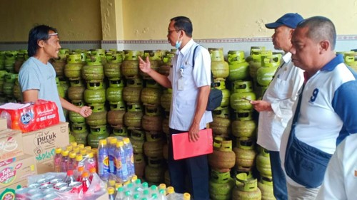 Diskoperindag saat melakukan monitoring ketersediaan gas LPG 3 kilogram ke beberapa agen di Karangasem, Selasa (4/6/2024).