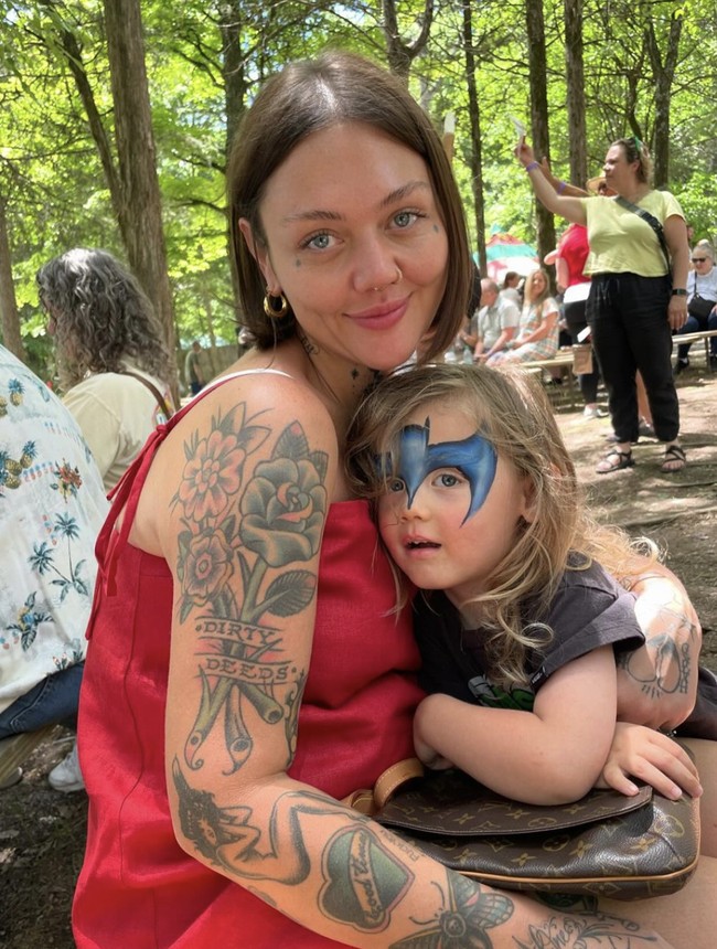 Mungkin banyak yang tidak tahu, penyanyi country Elle King adalah putri dari aktor dan komedian Rob Schneider. Seperti dilansir dari Hello, ia bernama lahir Tanner Elle Schneider. (Foto: Instagram/@elleking)