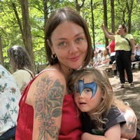 Mungkin banyak yang tidak tahu, penyanyi country Elle King adalah putri dari aktor dan komedian Rob Schneider. Seperti dilansir dari Hello, ia bernama lahir Tanner Elle Schneider. (Foto: Instagram/@elleking)