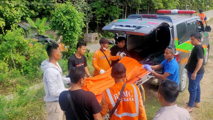 Evakuasi korban tertabrak kereta api di Desa Wonorejo Kecamatan Gondangrejo, Kabupaten Karanganyar, Selasa (4/6/2024).